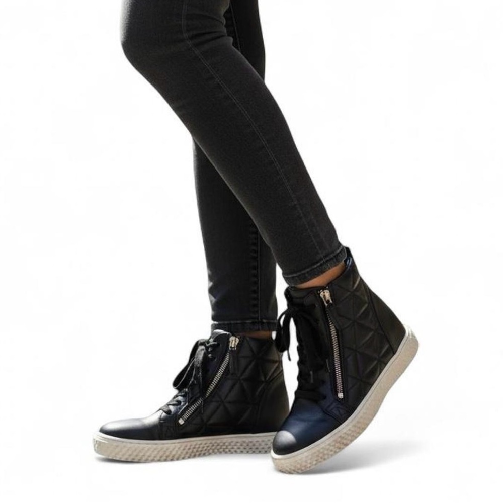 Aeropostale black quilted wedge sneakers in women’s size 6
